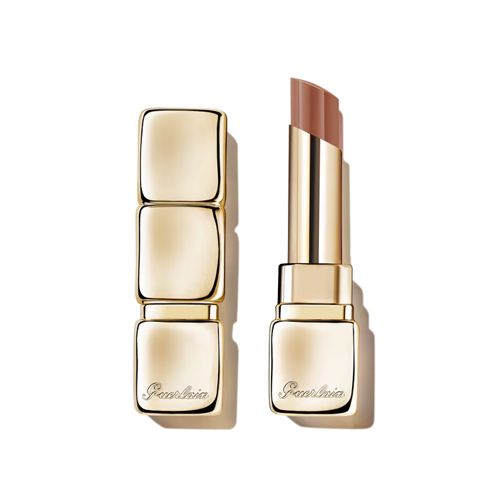 Barra de labios brillante con un 95 % de ingredientes derivados de la naturaleza.