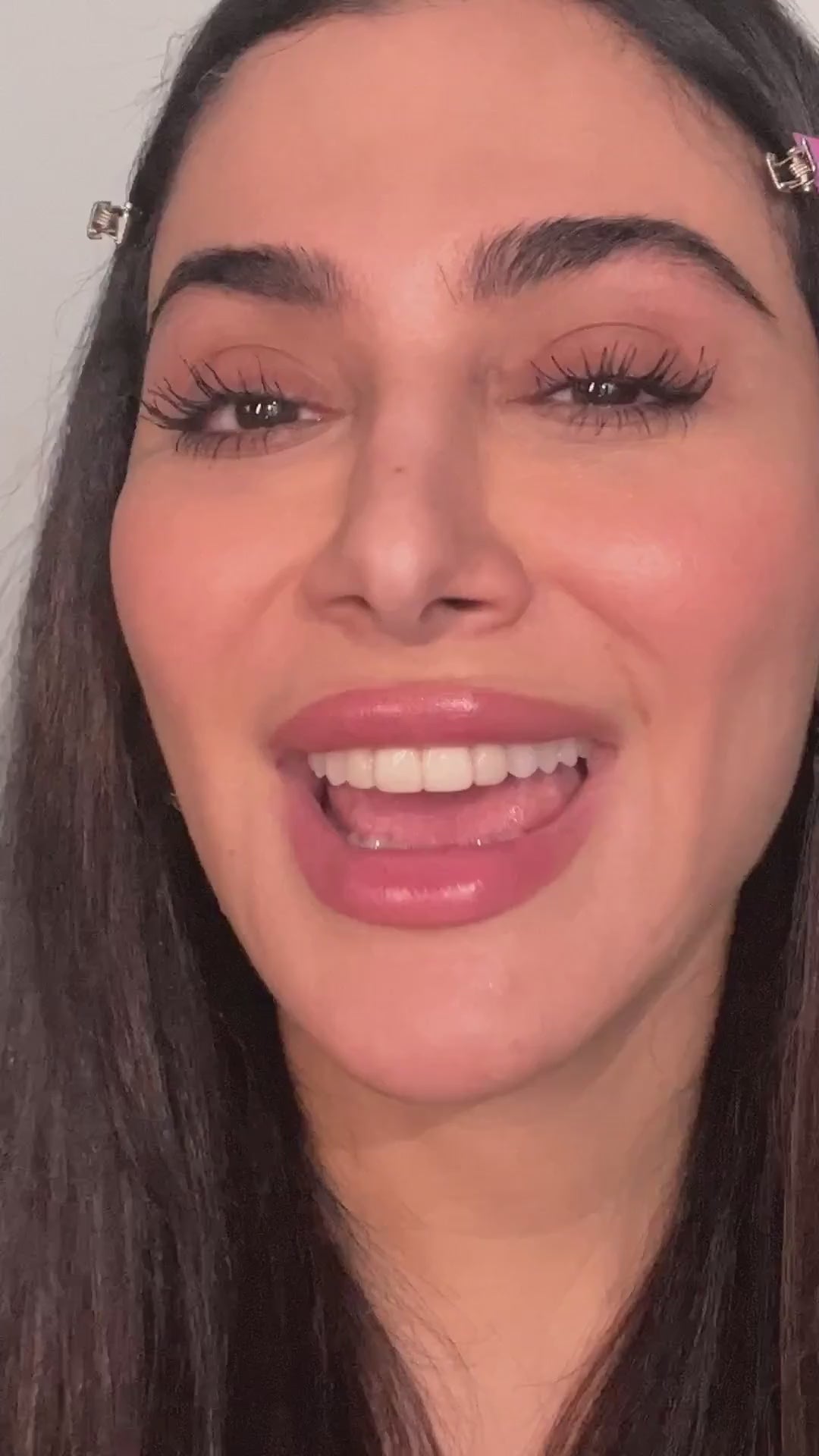 Cargar vídeo: Máscara de pestañas HUDA BEAUTY 1 COAT WOW! Extra voluminizadora y reafirmante