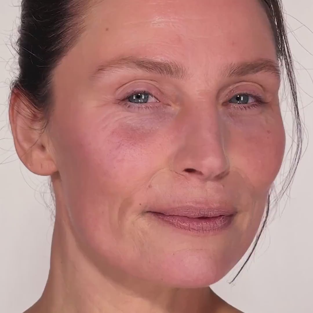 Cargar vídeo: Prebase con FPS invisible UV Flawless y sin poros de Charlotte Tilbury