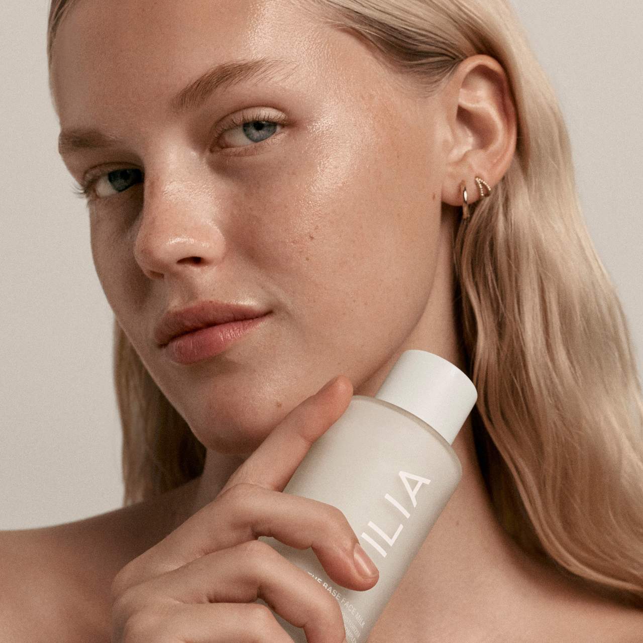 Mini The Base Face Milk Essence y humectante ligero con ácido hialurónico